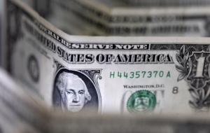 Đồng USD neo giá cao vì triển vọng Fed hạ lãi suất ngày càng mờ mịt