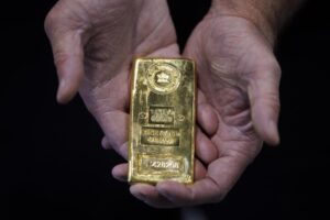 Giá vàng thế giới bật tăng trở lại, trong nước vượt 84 triệu đồng/lượng